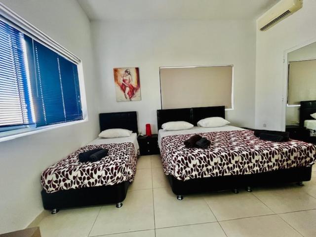 8Villa Saint Julian's Bagian luar foto
